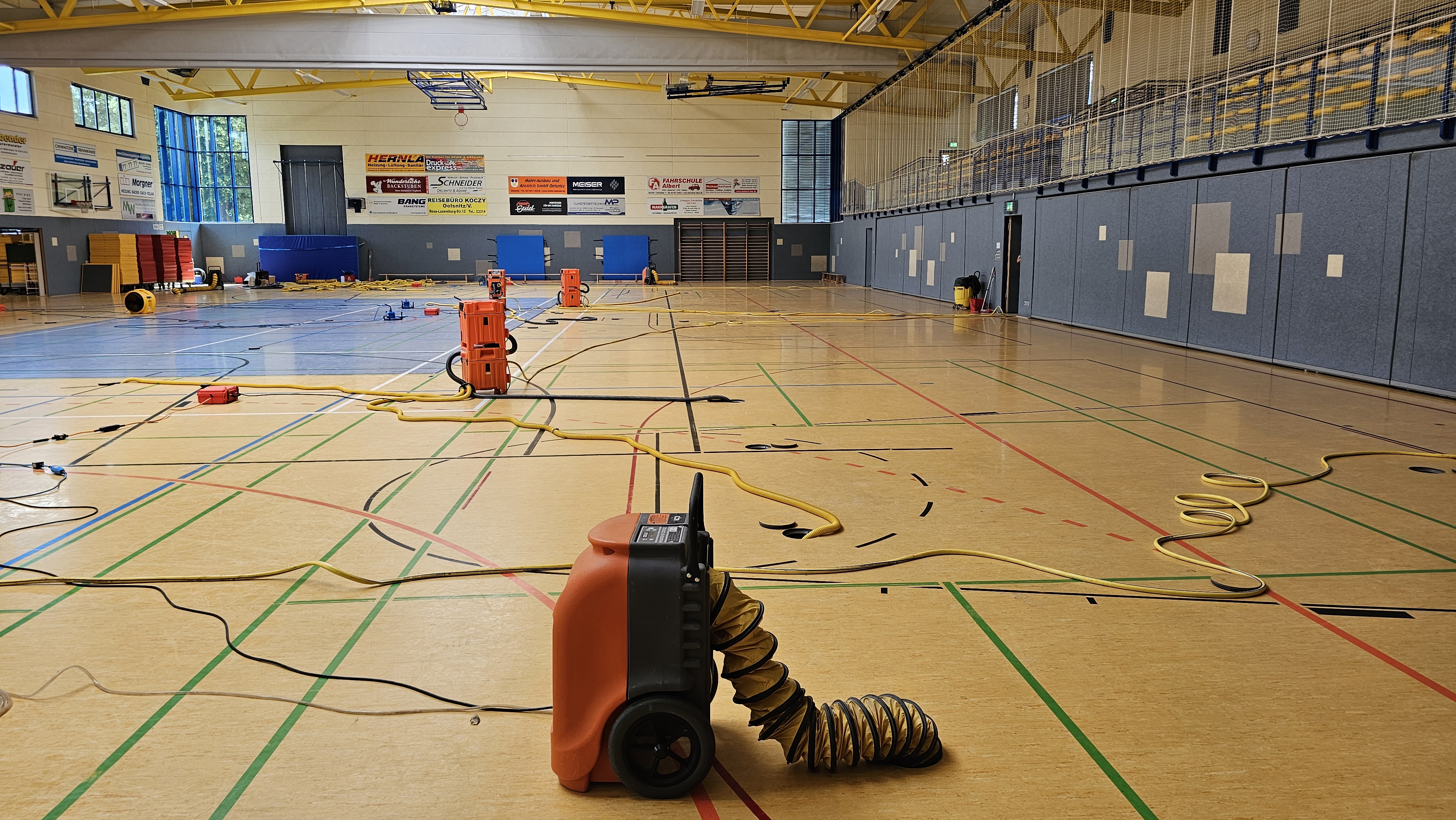 2025-06-17_Neues_zum_Wasserschaden_in_der_Sporthalle_Oelsnitz_Bild_Halle_innen.jpg
